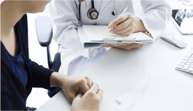 診察をする小児科医